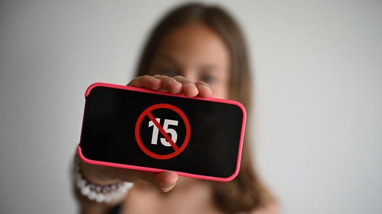 France-Approves-Social-Media-Ban